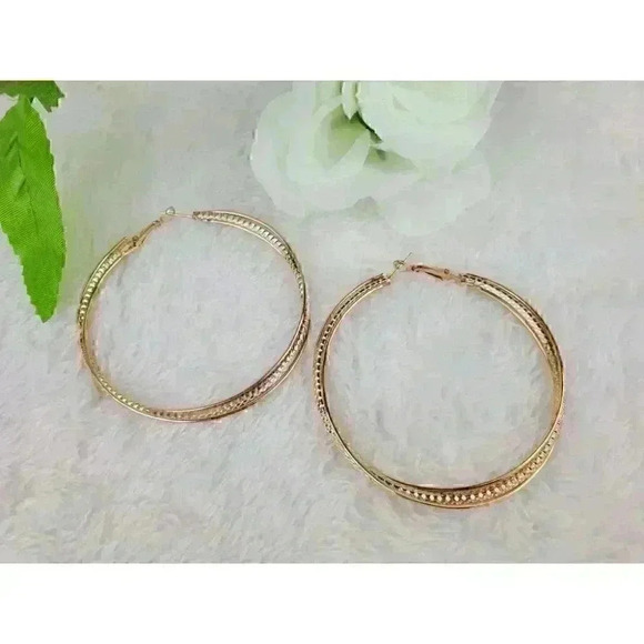 3/$25🔥Fashion Eye-catching Hoop Earrings Gold - Picture 2 of 5